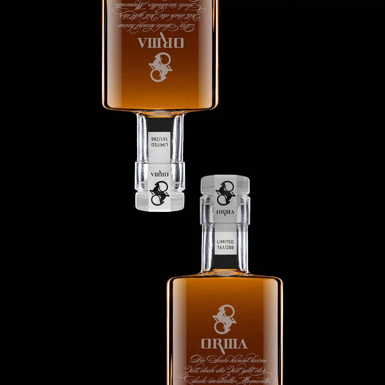 Zwei ORMA Whisky Flaschen, eine kopfüber wie eine Sanduhr